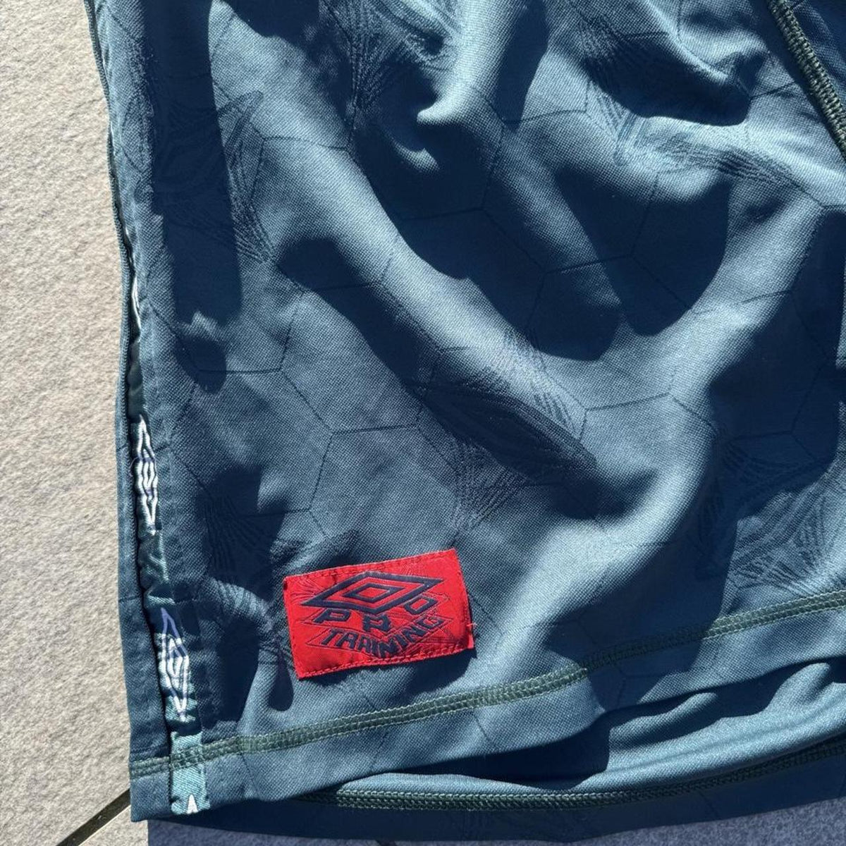 Vintage 90s Umbro Pro Training Teal Camo Football Shorts – Size L – Image 2 – George's Vintage