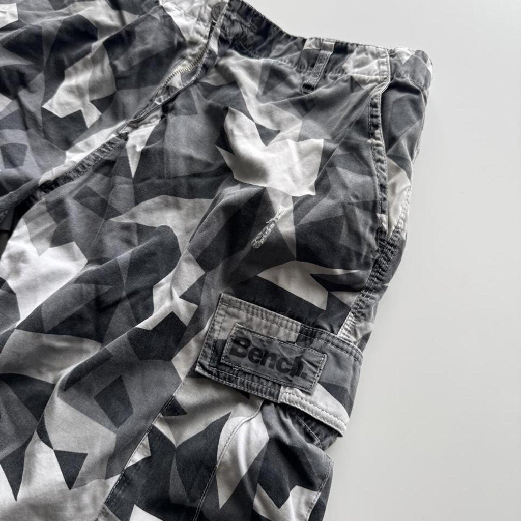 Vintage Y2K Bench Geometric Camo Cargo Shorts – Khaki & Green – Size W32 – Image 3 – George's Vintage