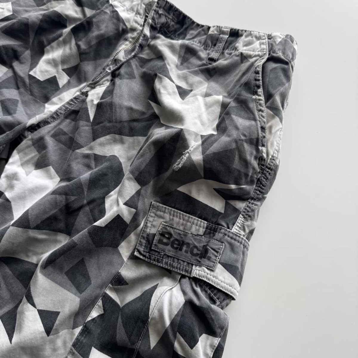 Vintage Y2K Bench Geometric Camo Cargo Shorts – Khaki & Green – Size W32 – Image 3 – George's Vintage