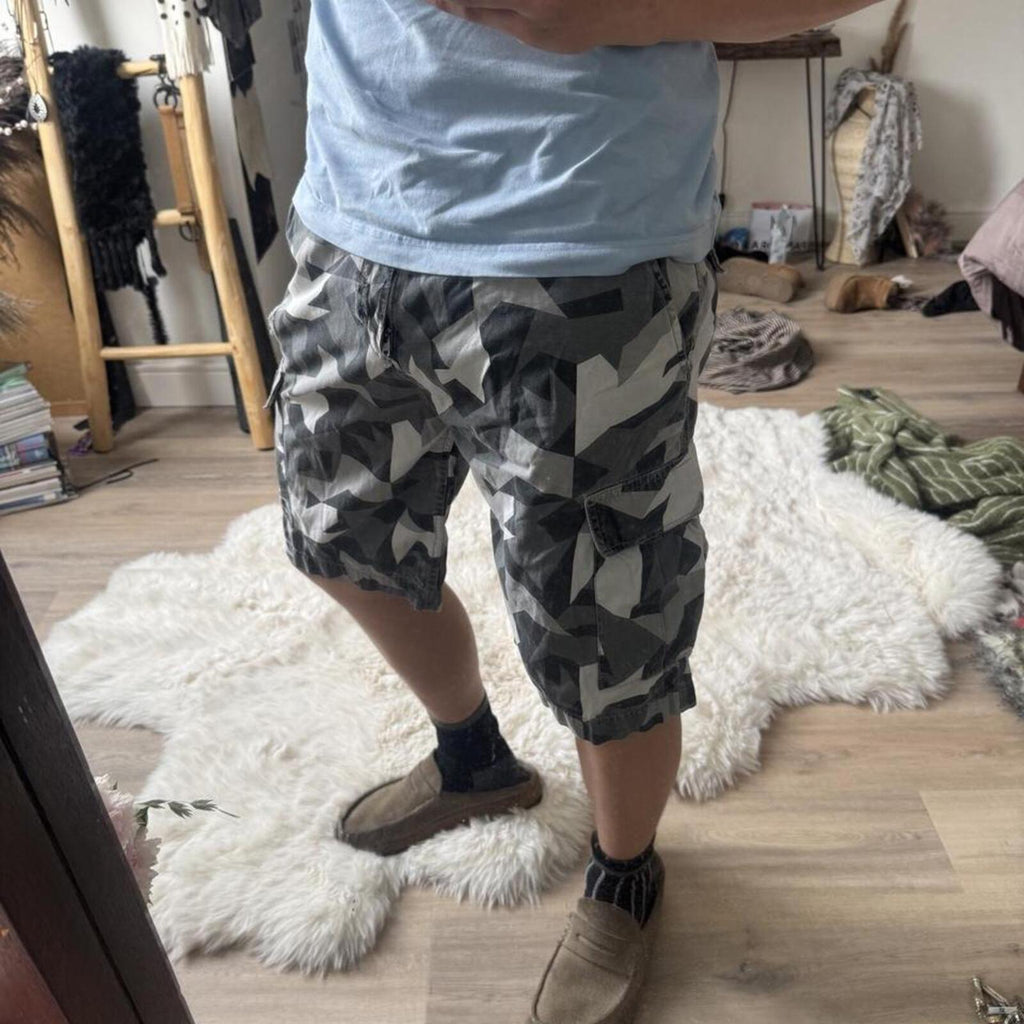 Vintage Y2K Bench Geometric Camo Cargo Shorts – Khaki & Green – Size W32 – George's Vintage