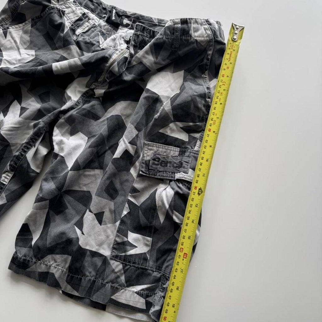 Vintage Y2K Bench Geometric Camo Cargo Shorts – Khaki & Green – Size W32 – Image 6 – George's Vintage