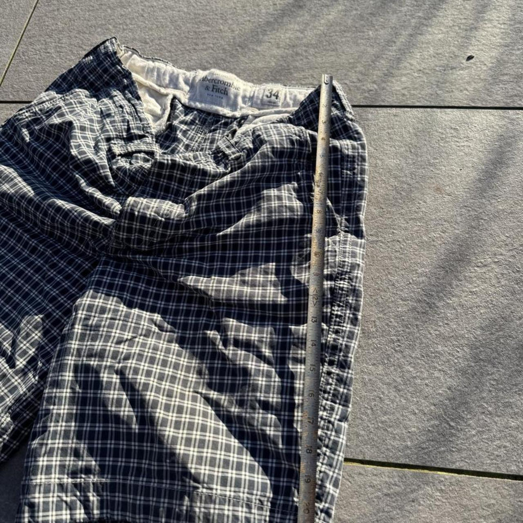 Vintage Y2K Abercrombie & Fitch Heavyweight Plaid Cargo Shorts – Size W32 – Image 3 – George's Vintage