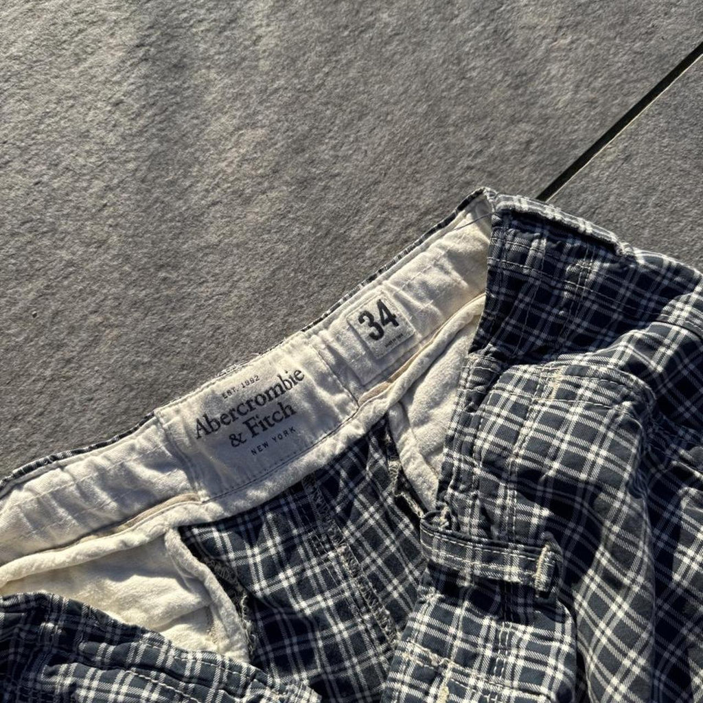 Vintage Y2K Abercrombie & Fitch Heavyweight Plaid Cargo Shorts – Size W32 – Image 2 – George's Vintage