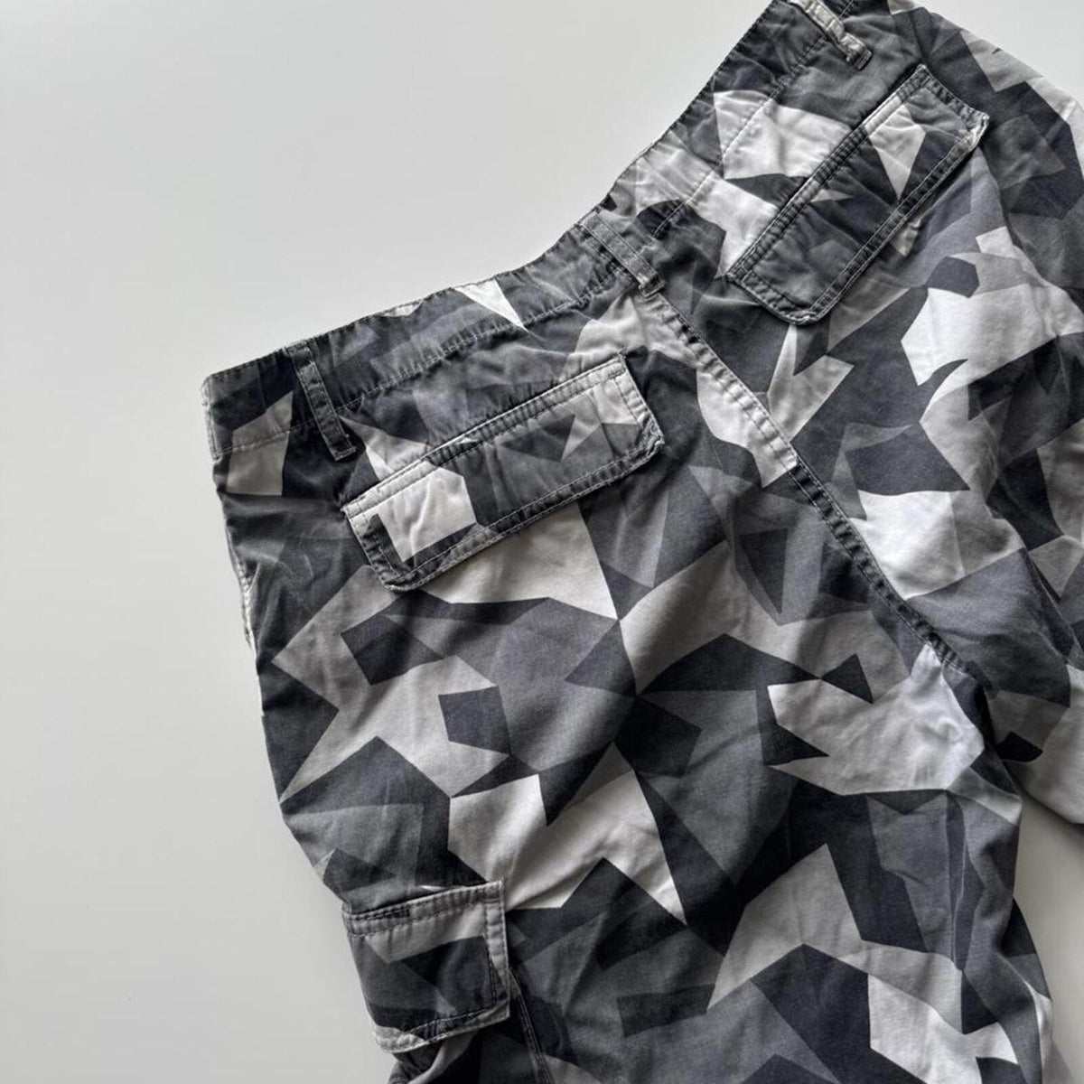 Vintage Y2K Bench Geometric Camo Cargo Shorts – Khaki & Green – Size W32 – Image 7 – George's Vintage