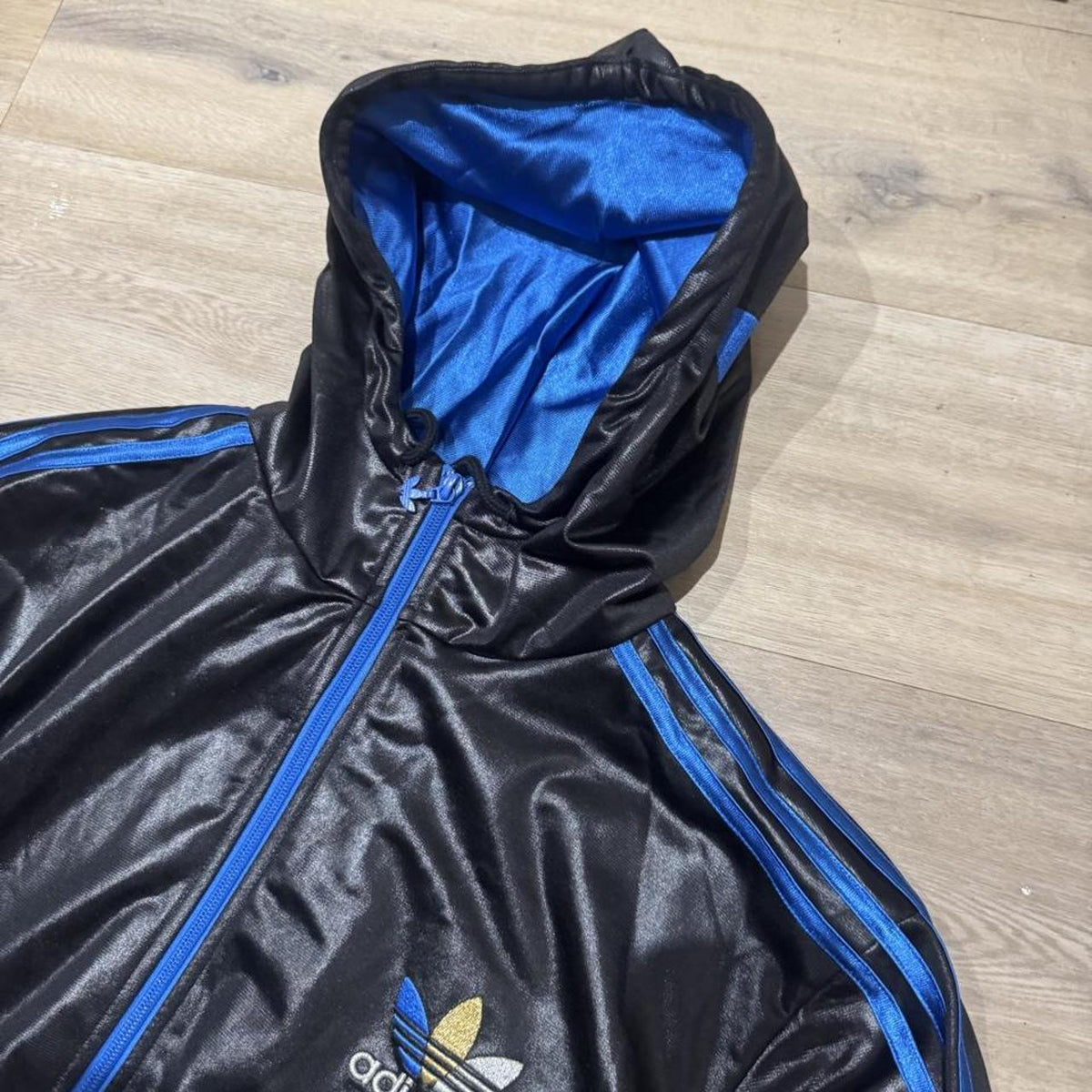 Vintage Y2K Adidas Originals Chile 62 Wet-Look Full-Zip Track Hoodie – Black & Blue – Size M – Image 4 – George's Vintage