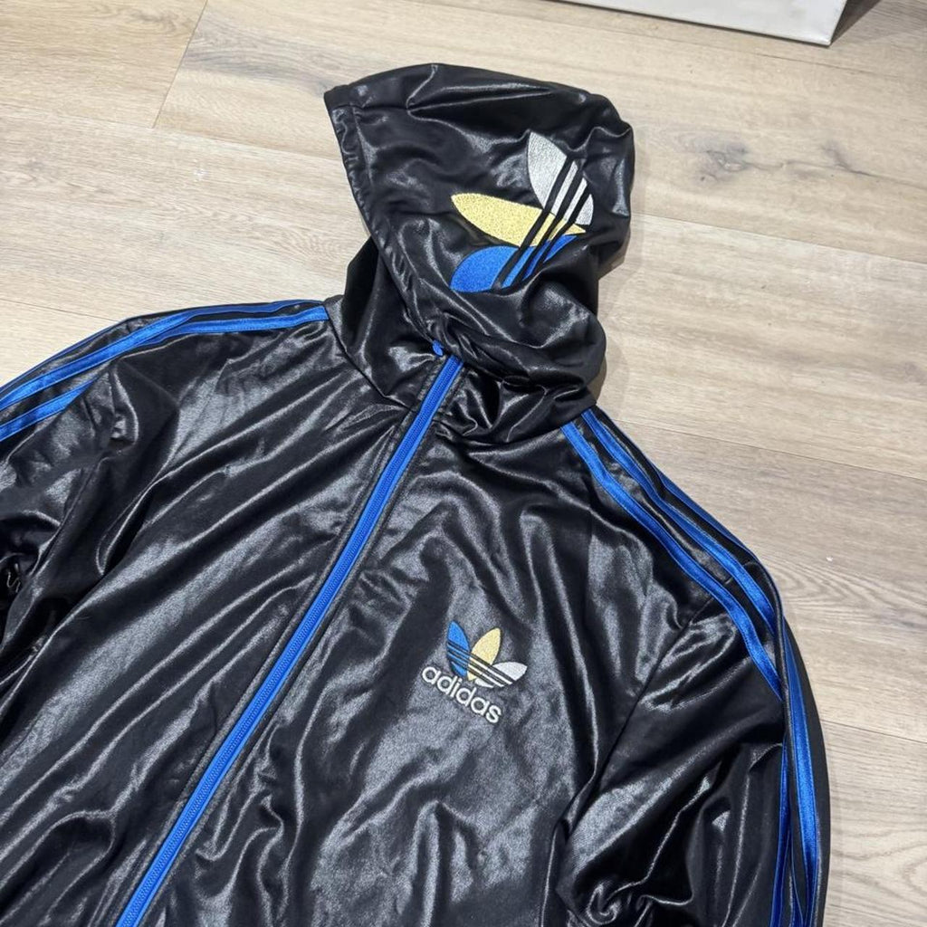 Vintage Y2K Adidas Originals Chile 62 Wet-Look Full-Zip Track Hoodie – Black & Blue – Size M – Image 2 – George's Vintage