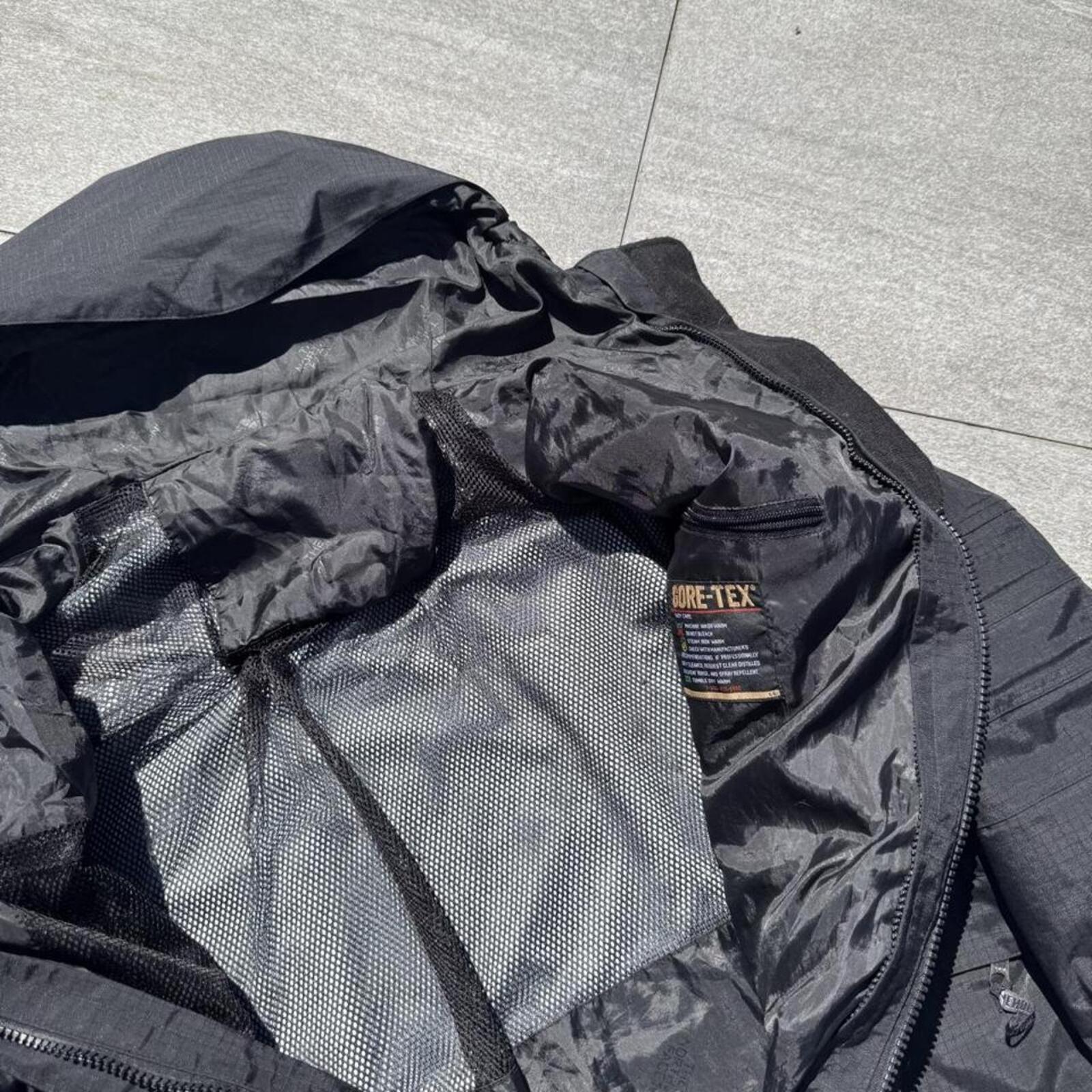 THE NORTH FACE GORE-TEX SHELL JACKET