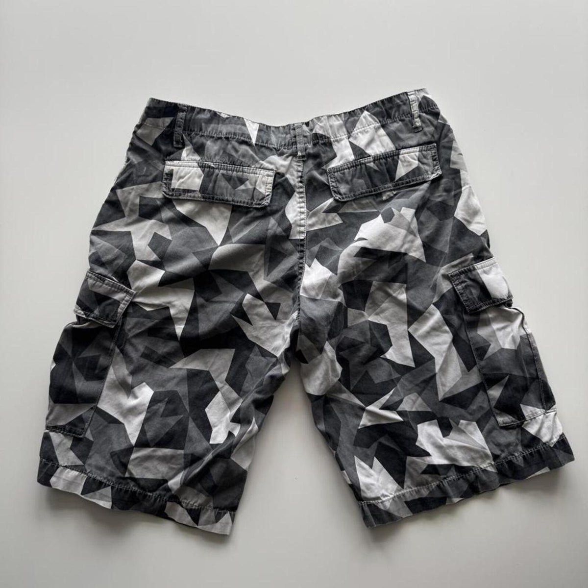 Vintage Y2K Bench Geometric Camo Cargo Shorts – Khaki & Green – Size W32 – Image 5 – George's Vintage