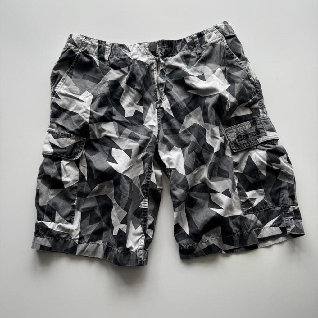 Vintage Y2K Bench Geometric Camo Cargo Shorts – Khaki & Green – Size W32 – Image 2 – George's Vintage